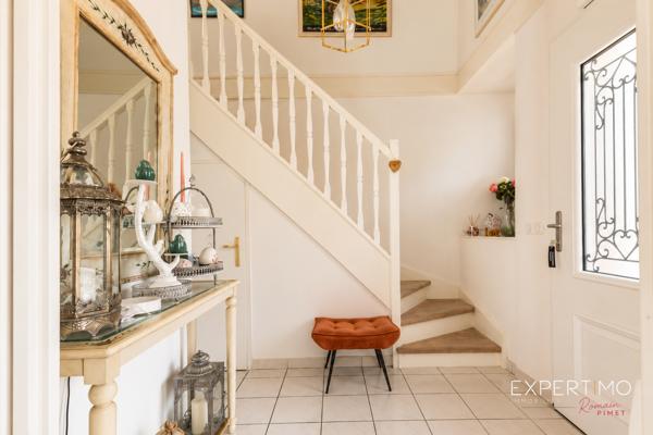 MAISON COUP DE CŒUR – 125 m² – 4 CHAMBRES – AUCUN TRAVAUX – SECTEUR RECHERCHÉ Et si votre prochaine maison était déjà parfaite ? Dès les premiers instants, cette magnifique maison familiale séduit par son état irréprochable, ses volumes généreux et sa luminosité. Entièrement rénovée avec goût, elle ne nécessite absolument aucun travaux : vous n’avez plus qu’à poser vos valises. Édifiée en 1994 par le constructeur reconnu Christian Garnier , elle développe environ 125m² habitables et 136m2 utiles sur un terrain clos de 350 m² , au cœur d’une résidence particulièrement prisée. Vous profiterez d’un environnement calme tout en étant à quelques minutes des écoles, des commerces et de la future gare du Grand Paris, un véritable atout pour l’avenir. Le rez-de-chaussée s’ouvre sur une belle entrée avec placard, puis laisse découvrir un vaste séjour baigné de lumière, idéal pour partager des moments conviviaux. La cuisine indépendante, entièrement aménagée et équipée, offre un véritable espace de vie où toute la famille pourra se retrouver.