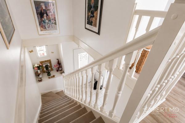 MAISON COUP DE CŒUR – 125 m² – 4 CHAMBRES – AUCUN TRAVAUX – SECTEUR RECHERCHÉ Et si votre prochaine maison était déjà parfaite ? Dès les premiers instants, cette magnifique maison familiale séduit par son état irréprochable, ses volumes généreux et sa luminosité. Entièrement rénovée avec goût, elle ne nécessite absolument aucun travaux : vous n’avez plus qu’à poser vos valises. Édifiée en 1994 par le constructeur reconnu Christian Garnier , elle développe environ 125m² habitables et 136m2 utiles sur un terrain clos de 350 m² , au cœur d’une résidence particulièrement prisée. Vous profiterez d’un environnement calme tout en étant à quelques minutes des écoles, des commerces et de la future gare du Grand Paris, un véritable atout pour l’avenir. Le rez-de-chaussée s’ouvre sur une belle entrée avec placard, puis laisse découvrir un vaste séjour baigné de lumière, idéal pour partager des moments conviviaux. La cuisine indépendante, entièrement aménagée et équipée, offre un véritable espace de vie où toute la famille pourra se retrouver.