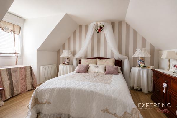 MAISON COUP DE CŒUR – 125 m² – 4 CHAMBRES – AUCUN TRAVAUX – SECTEUR RECHERCHÉ Et si votre prochaine maison était déjà parfaite ? Dès les premiers instants, cette magnifique maison familiale séduit par son état irréprochable, ses volumes généreux et sa luminosité. Entièrement rénovée avec goût, elle ne nécessite absolument aucun travaux : vous n’avez plus qu’à poser vos valises. Édifiée en 1994 par le constructeur reconnu Christian Garnier , elle développe environ 125m² habitables et 136m2 utiles sur un terrain clos de 350 m² , au cœur d’une résidence particulièrement prisée. Vous profiterez d’un environnement calme tout en étant à quelques minutes des écoles, des commerces et de la future gare du Grand Paris, un véritable atout pour l’avenir. Le rez-de-chaussée s’ouvre sur une belle entrée avec placard, puis laisse découvrir un vaste séjour baigné de lumière, idéal pour partager des moments conviviaux. La cuisine indépendante, entièrement aménagée et équipée, offre un véritable espace de vie où toute la famille pourra se retrouver.