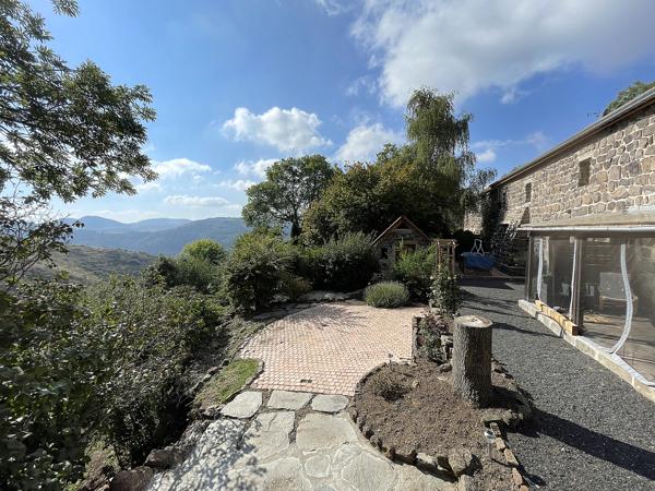 Ancienne ferme ardéchoise rénovée avec vue - 284 m²
