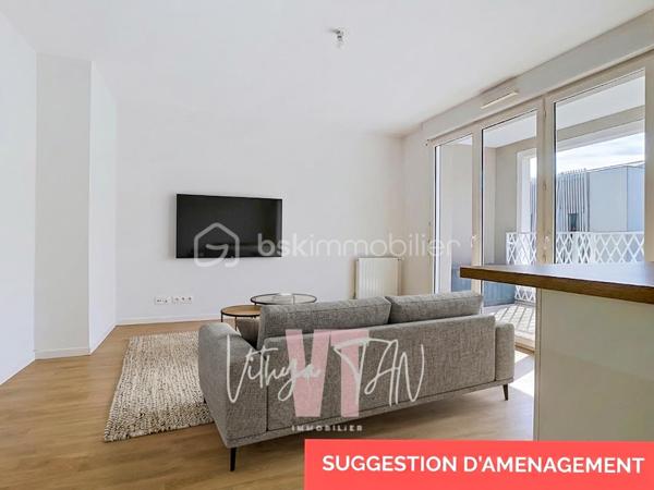 GRAND F2 - IDEAL PRIMO ACQUERANT - CENTRE URBAIN

Situé dans un secteur recherché en plein cœur urbain de Montévrain, cet appartement bénéficie d'une localisation IDÉALE avec la gare RER et les commerces accessibles immédiatement à pied. Niché au premier étage d'une résidence récente et sécurisée, ce cadre de vie allie la praticité du quotidien au dynamisme du centre-ville. 

C'est l'emplacement parfait pour concilier VIE ACTIVE et ENVIRONNEMENT PRÉSERVÉ.

À l'intérieur, vous découvrirez un agencement optimisé privilégiant la luminosité et les volumes. La pièce de vie de 27 m², comprenant un salon séjour LUMINEUX avec cuisine aménagée et équipée ouverte, prolonge ses perspectives vers un agréable balcon également accessible depuis la chambre de 12 m². Une grande salle de bains avec WC complète cet espace de vie confortable.

Idéal pour un quotidien fluide.

Côté prestations, cet appartement clé en main vous garantit un investissement serein et maîtrisé grâce à un chauffage et une production d'eau chaude inclus dans les charges, gages de véritables économies d'énergie. Une place de stationnement privée en sous-sol apporte une sécurité maximale et un confort précieux au quotidien. 

L'ensemble réunit des prestations de qualité pour emménager sans AUCUN TRAVAUX à prévoir.

À vos agendas, pour une visite…