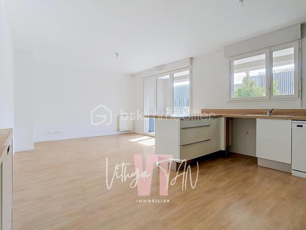GRAND F2 - IDEAL PRIMO ACQUERANT - CENTRE URBAIN

Situé dans un secteur recherché en plein cœur urbain de Montévrain, cet appartement bénéficie d'une localisation IDÉALE avec la gare RER et les commerces accessibles immédiatement à pied. Niché au premier étage d'une résidence récente et sécurisée, ce cadre de vie allie la praticité du quotidien au dynamisme du centre-ville. 

C'est l'emplacement parfait pour concilier VIE ACTIVE et ENVIRONNEMENT PRÉSERVÉ.

À l'intérieur, vous découvrirez un agencement optimisé privilégiant la luminosité et les volumes. La pièce de vie de 27 m², comprenant un salon séjour LUMINEUX avec cuisine aménagée et équipée ouverte, prolonge ses perspectives vers un agréable balcon également accessible depuis la chambre de 12 m². Une grande salle de bains avec WC complète cet espace de vie confortable.

Idéal pour un quotidien fluide.

Côté prestations, cet appartement clé en main vous garantit un investissement serein et maîtrisé grâce à un chauffage et une production d'eau chaude inclus dans les charges, gages de véritables économies d'énergie. Une place de stationnement privée en sous-sol apporte une sécurité maximale et un confort précieux au quotidien. 

L'ensemble réunit des prestations de qualité pour emménager sans AUCUN TRAVAUX à prévoir.

À vos agendas, pour une visite…