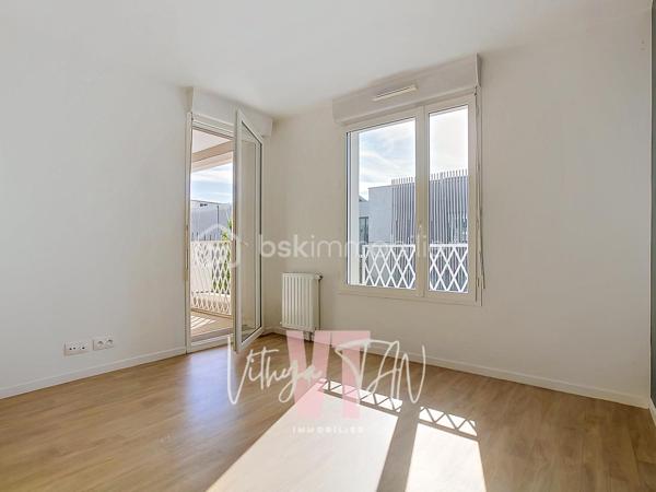 GRAND F2 - IDEAL PRIMO ACQUERANT - CENTRE URBAIN

Situé dans un secteur recherché en plein cœur urbain de Montévrain, cet appartement bénéficie d'une localisation IDÉALE avec la gare RER et les commerces accessibles immédiatement à pied. Niché au premier étage d'une résidence récente et sécurisée, ce cadre de vie allie la praticité du quotidien au dynamisme du centre-ville. 

C'est l'emplacement parfait pour concilier VIE ACTIVE et ENVIRONNEMENT PRÉSERVÉ.

À l'intérieur, vous découvrirez un agencement optimisé privilégiant la luminosité et les volumes. La pièce de vie de 27 m², comprenant un salon séjour LUMINEUX avec cuisine aménagée et équipée ouverte, prolonge ses perspectives vers un agréable balcon également accessible depuis la chambre de 12 m². Une grande salle de bains avec WC complète cet espace de vie confortable.

Idéal pour un quotidien fluide.

Côté prestations, cet appartement clé en main vous garantit un investissement serein et maîtrisé grâce à un chauffage et une production d'eau chaude inclus dans les charges, gages de véritables économies d'énergie. Une place de stationnement privée en sous-sol apporte une sécurité maximale et un confort précieux au quotidien. 

L'ensemble réunit des prestations de qualité pour emménager sans AUCUN TRAVAUX à prévoir.

À vos agendas, pour une visite…