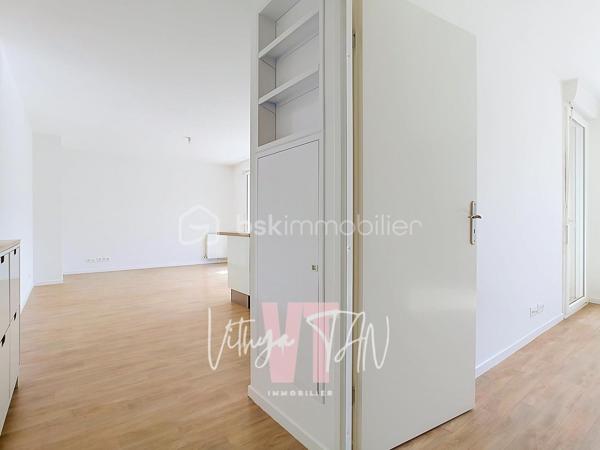 GRAND F2 - IDEAL PRIMO ACQUERANT - CENTRE URBAIN

Situé dans un secteur recherché en plein cœur urbain de Montévrain, cet appartement bénéficie d'une localisation IDÉALE avec la gare RER et les commerces accessibles immédiatement à pied. Niché au premier étage d'une résidence récente et sécurisée, ce cadre de vie allie la praticité du quotidien au dynamisme du centre-ville. 

C'est l'emplacement parfait pour concilier VIE ACTIVE et ENVIRONNEMENT PRÉSERVÉ.

À l'intérieur, vous découvrirez un agencement optimisé privilégiant la luminosité et les volumes. La pièce de vie de 27 m², comprenant un salon séjour LUMINEUX avec cuisine aménagée et équipée ouverte, prolonge ses perspectives vers un agréable balcon également accessible depuis la chambre de 12 m². Une grande salle de bains avec WC complète cet espace de vie confortable.

Idéal pour un quotidien fluide.

Côté prestations, cet appartement clé en main vous garantit un investissement serein et maîtrisé grâce à un chauffage et une production d'eau chaude inclus dans les charges, gages de véritables économies d'énergie. Une place de stationnement privée en sous-sol apporte une sécurité maximale et un confort précieux au quotidien. 

L'ensemble réunit des prestations de qualité pour emménager sans AUCUN TRAVAUX à prévoir.

À vos agendas, pour une visite…