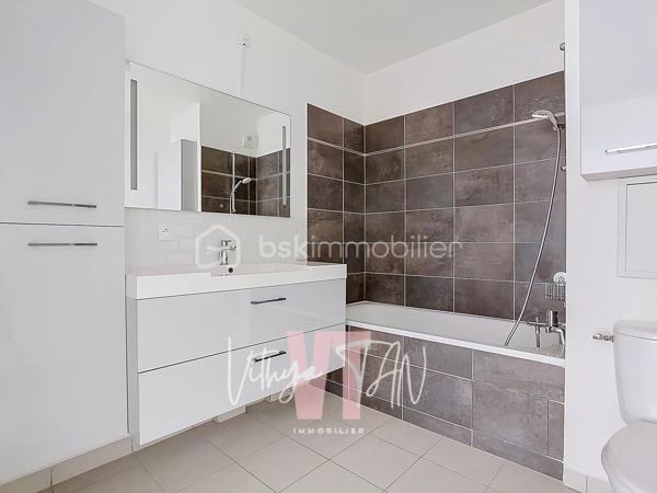 GRAND F2 - IDEAL PRIMO ACQUERANT - CENTRE URBAIN

Situé dans un secteur recherché en plein cœur urbain de Montévrain, cet appartement bénéficie d'une localisation IDÉALE avec la gare RER et les commerces accessibles immédiatement à pied. Niché au premier étage d'une résidence récente et sécurisée, ce cadre de vie allie la praticité du quotidien au dynamisme du centre-ville. 

C'est l'emplacement parfait pour concilier VIE ACTIVE et ENVIRONNEMENT PRÉSERVÉ.

À l'intérieur, vous découvrirez un agencement optimisé privilégiant la luminosité et les volumes. La pièce de vie de 27 m², comprenant un salon séjour LUMINEUX avec cuisine aménagée et équipée ouverte, prolonge ses perspectives vers un agréable balcon également accessible depuis la chambre de 12 m². Une grande salle de bains avec WC complète cet espace de vie confortable.

Idéal pour un quotidien fluide.

Côté prestations, cet appartement clé en main vous garantit un investissement serein et maîtrisé grâce à un chauffage et une production d'eau chaude inclus dans les charges, gages de véritables économies d'énergie. Une place de stationnement privée en sous-sol apporte une sécurité maximale et un confort précieux au quotidien. 

L'ensemble réunit des prestations de qualité pour emménager sans AUCUN TRAVAUX à prévoir.

À vos agendas, pour une visite…