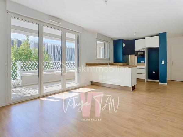 GRAND F2 - IDEAL PRIMO ACQUERANT - CENTRE URBAIN

Situé dans un secteur recherché en plein cœur urbain de Montévrain, cet appartement bénéficie d'une localisation IDÉALE avec la gare RER et les commerces accessibles immédiatement à pied. Niché au premier étage d'une résidence récente et sécurisée, ce cadre de vie allie la praticité du quotidien au dynamisme du centre-ville. 

C'est l'emplacement parfait pour concilier VIE ACTIVE et ENVIRONNEMENT PRÉSERVÉ.

À l'intérieur, vous découvrirez un agencement optimisé privilégiant la luminosité et les volumes. La pièce de vie de 27 m², comprenant un salon séjour LUMINEUX avec cuisine aménagée et équipée ouverte, prolonge ses perspectives vers un agréable balcon également accessible depuis la chambre de 12 m². Une grande salle de bains avec WC complète cet espace de vie confortable.

Idéal pour un quotidien fluide.

Côté prestations, cet appartement clé en main vous garantit un investissement serein et maîtrisé grâce à un chauffage et une production d'eau chaude inclus dans les charges, gages de véritables économies d'énergie. Une place de stationnement privée en sous-sol apporte une sécurité maximale et un confort précieux au quotidien. 

L'ensemble réunit des prestations de qualité pour emménager sans AUCUN TRAVAUX à prévoir.

À vos agendas, pour une visite…