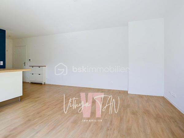 GRAND F2 - IDEAL PRIMO ACQUERANT - CENTRE URBAIN

Situé dans un secteur recherché en plein cœur urbain de Montévrain, cet appartement bénéficie d'une localisation IDÉALE avec la gare RER et les commerces accessibles immédiatement à pied. Niché au premier étage d'une résidence récente et sécurisée, ce cadre de vie allie la praticité du quotidien au dynamisme du centre-ville. 

C'est l'emplacement parfait pour concilier VIE ACTIVE et ENVIRONNEMENT PRÉSERVÉ.

À l'intérieur, vous découvrirez un agencement optimisé privilégiant la luminosité et les volumes. La pièce de vie de 27 m², comprenant un salon séjour LUMINEUX avec cuisine aménagée et équipée ouverte, prolonge ses perspectives vers un agréable balcon également accessible depuis la chambre de 12 m². Une grande salle de bains avec WC complète cet espace de vie confortable.

Idéal pour un quotidien fluide.

Côté prestations, cet appartement clé en main vous garantit un investissement serein et maîtrisé grâce à un chauffage et une production d'eau chaude inclus dans les charges, gages de véritables économies d'énergie. Une place de stationnement privée en sous-sol apporte une sécurité maximale et un confort précieux au quotidien. 

L'ensemble réunit des prestations de qualité pour emménager sans AUCUN TRAVAUX à prévoir.

À vos agendas, pour une visite…
