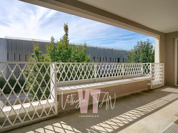 GRAND F2 - IDEAL PRIMO ACQUERANT - CENTRE URBAIN

Situé dans un secteur recherché en plein cœur urbain de Montévrain, cet appartement bénéficie d'une localisation IDÉALE avec la gare RER et les commerces accessibles immédiatement à pied. Niché au premier étage d'une résidence récente et sécurisée, ce cadre de vie allie la praticité du quotidien au dynamisme du centre-ville. 

C'est l'emplacement parfait pour concilier VIE ACTIVE et ENVIRONNEMENT PRÉSERVÉ.

À l'intérieur, vous découvrirez un agencement optimisé privilégiant la luminosité et les volumes. La pièce de vie de 27 m², comprenant un salon séjour LUMINEUX avec cuisine aménagée et équipée ouverte, prolonge ses perspectives vers un agréable balcon également accessible depuis la chambre de 12 m². Une grande salle de bains avec WC complète cet espace de vie confortable.

Idéal pour un quotidien fluide.

Côté prestations, cet appartement clé en main vous garantit un investissement serein et maîtrisé grâce à un chauffage et une production d'eau chaude inclus dans les charges, gages de véritables économies d'énergie. Une place de stationnement privée en sous-sol apporte une sécurité maximale et un confort précieux au quotidien. 

L'ensemble réunit des prestations de qualité pour emménager sans AUCUN TRAVAUX à prévoir.

À vos agendas, pour une visite…