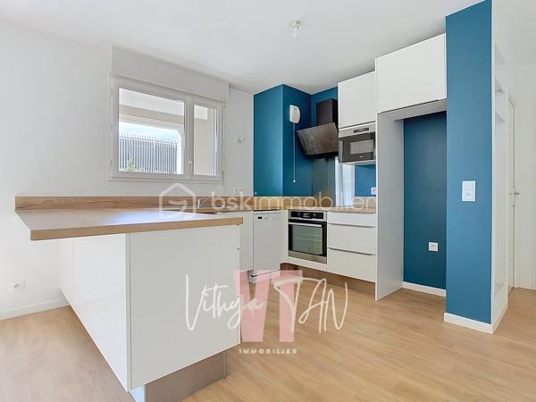 GRAND F2 - IDEAL PRIMO ACQUERANT - CENTRE URBAIN

Situé dans un secteur recherché en plein cœur urbain de Montévrain, cet appartement bénéficie d'une localisation IDÉALE avec la gare RER et les commerces accessibles immédiatement à pied. Niché au premier étage d'une résidence récente et sécurisée, ce cadre de vie allie la praticité du quotidien au dynamisme du centre-ville. 

C'est l'emplacement parfait pour concilier VIE ACTIVE et ENVIRONNEMENT PRÉSERVÉ.

À l'intérieur, vous découvrirez un agencement optimisé privilégiant la luminosité et les volumes. La pièce de vie de 27 m², comprenant un salon séjour LUMINEUX avec cuisine aménagée et équipée ouverte, prolonge ses perspectives vers un agréable balcon également accessible depuis la chambre de 12 m². Une grande salle de bains avec WC complète cet espace de vie confortable.

Idéal pour un quotidien fluide.

Côté prestations, cet appartement clé en main vous garantit un investissement serein et maîtrisé grâce à un chauffage et une production d'eau chaude inclus dans les charges, gages de véritables économies d'énergie. Une place de stationnement privée en sous-sol apporte une sécurité maximale et un confort précieux au quotidien. 

L'ensemble réunit des prestations de qualité pour emménager sans AUCUN TRAVAUX à prévoir.

À vos agendas, pour une visite…