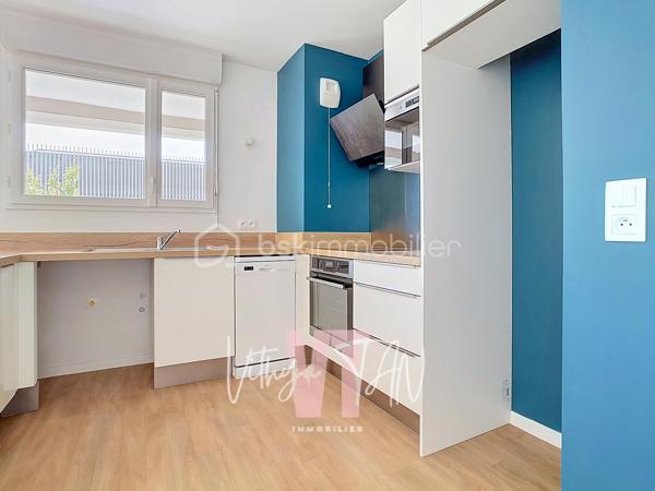 GRAND F2 - IDEAL PRIMO ACQUERANT - CENTRE URBAIN

Situé dans un secteur recherché en plein cœur urbain de Montévrain, cet appartement bénéficie d'une localisation IDÉALE avec la gare RER et les commerces accessibles immédiatement à pied. Niché au premier étage d'une résidence récente et sécurisée, ce cadre de vie allie la praticité du quotidien au dynamisme du centre-ville. 

C'est l'emplacement parfait pour concilier VIE ACTIVE et ENVIRONNEMENT PRÉSERVÉ.

À l'intérieur, vous découvrirez un agencement optimisé privilégiant la luminosité et les volumes. La pièce de vie de 27 m², comprenant un salon séjour LUMINEUX avec cuisine aménagée et équipée ouverte, prolonge ses perspectives vers un agréable balcon également accessible depuis la chambre de 12 m². Une grande salle de bains avec WC complète cet espace de vie confortable.

Idéal pour un quotidien fluide.

Côté prestations, cet appartement clé en main vous garantit un investissement serein et maîtrisé grâce à un chauffage et une production d'eau chaude inclus dans les charges, gages de véritables économies d'énergie. Une place de stationnement privée en sous-sol apporte une sécurité maximale et un confort précieux au quotidien. 

L'ensemble réunit des prestations de qualité pour emménager sans AUCUN TRAVAUX à prévoir.

À vos agendas, pour une visite…