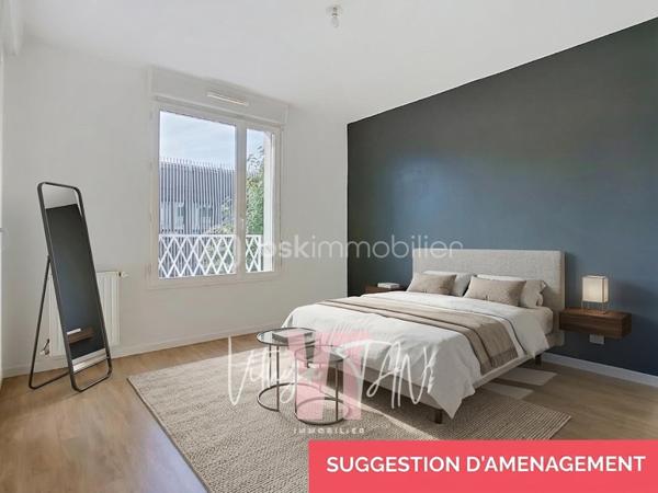 GRAND F2 - IDEAL PRIMO ACQUERANT - CENTRE URBAIN

Situé dans un secteur recherché en plein cœur urbain de Montévrain, cet appartement bénéficie d'une localisation IDÉALE avec la gare RER et les commerces accessibles immédiatement à pied. Niché au premier étage d'une résidence récente et sécurisée, ce cadre de vie allie la praticité du quotidien au dynamisme du centre-ville. 

C'est l'emplacement parfait pour concilier VIE ACTIVE et ENVIRONNEMENT PRÉSERVÉ.

À l'intérieur, vous découvrirez un agencement optimisé privilégiant la luminosité et les volumes. La pièce de vie de 27 m², comprenant un salon séjour LUMINEUX avec cuisine aménagée et équipée ouverte, prolonge ses perspectives vers un agréable balcon également accessible depuis la chambre de 12 m². Une grande salle de bains avec WC complète cet espace de vie confortable.

Idéal pour un quotidien fluide.

Côté prestations, cet appartement clé en main vous garantit un investissement serein et maîtrisé grâce à un chauffage et une production d'eau chaude inclus dans les charges, gages de véritables économies d'énergie. Une place de stationnement privée en sous-sol apporte une sécurité maximale et un confort précieux au quotidien. 

L'ensemble réunit des prestations de qualité pour emménager sans AUCUN TRAVAUX à prévoir.

À vos agendas, pour une visite…