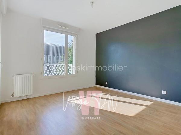 GRAND F2 - IDEAL PRIMO ACQUERANT - CENTRE URBAIN

Situé dans un secteur recherché en plein cœur urbain de Montévrain, cet appartement bénéficie d'une localisation IDÉALE avec la gare RER et les commerces accessibles immédiatement à pied. Niché au premier étage d'une résidence récente et sécurisée, ce cadre de vie allie la praticité du quotidien au dynamisme du centre-ville. 

C'est l'emplacement parfait pour concilier VIE ACTIVE et ENVIRONNEMENT PRÉSERVÉ.

À l'intérieur, vous découvrirez un agencement optimisé privilégiant la luminosité et les volumes. La pièce de vie de 27 m², comprenant un salon séjour LUMINEUX avec cuisine aménagée et équipée ouverte, prolonge ses perspectives vers un agréable balcon également accessible depuis la chambre de 12 m². Une grande salle de bains avec WC complète cet espace de vie confortable.

Idéal pour un quotidien fluide.

Côté prestations, cet appartement clé en main vous garantit un investissement serein et maîtrisé grâce à un chauffage et une production d'eau chaude inclus dans les charges, gages de véritables économies d'énergie. Une place de stationnement privée en sous-sol apporte une sécurité maximale et un confort précieux au quotidien. 

L'ensemble réunit des prestations de qualité pour emménager sans AUCUN TRAVAUX à prévoir.

À vos agendas, pour une visite…