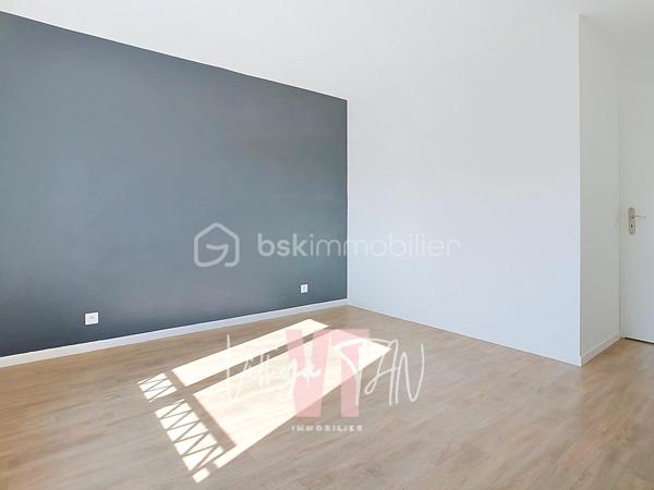 GRAND F2 - IDEAL PRIMO ACQUERANT - CENTRE URBAIN

Situé dans un secteur recherché en plein cœur urbain de Montévrain, cet appartement bénéficie d'une localisation IDÉALE avec la gare RER et les commerces accessibles immédiatement à pied. Niché au premier étage d'une résidence récente et sécurisée, ce cadre de vie allie la praticité du quotidien au dynamisme du centre-ville. 

C'est l'emplacement parfait pour concilier VIE ACTIVE et ENVIRONNEMENT PRÉSERVÉ.

À l'intérieur, vous découvrirez un agencement optimisé privilégiant la luminosité et les volumes. La pièce de vie de 27 m², comprenant un salon séjour LUMINEUX avec cuisine aménagée et équipée ouverte, prolonge ses perspectives vers un agréable balcon également accessible depuis la chambre de 12 m². Une grande salle de bains avec WC complète cet espace de vie confortable.

Idéal pour un quotidien fluide.

Côté prestations, cet appartement clé en main vous garantit un investissement serein et maîtrisé grâce à un chauffage et une production d'eau chaude inclus dans les charges, gages de véritables économies d'énergie. Une place de stationnement privée en sous-sol apporte une sécurité maximale et un confort précieux au quotidien. 

L'ensemble réunit des prestations de qualité pour emménager sans AUCUN TRAVAUX à prévoir.

À vos agendas, pour une visite…