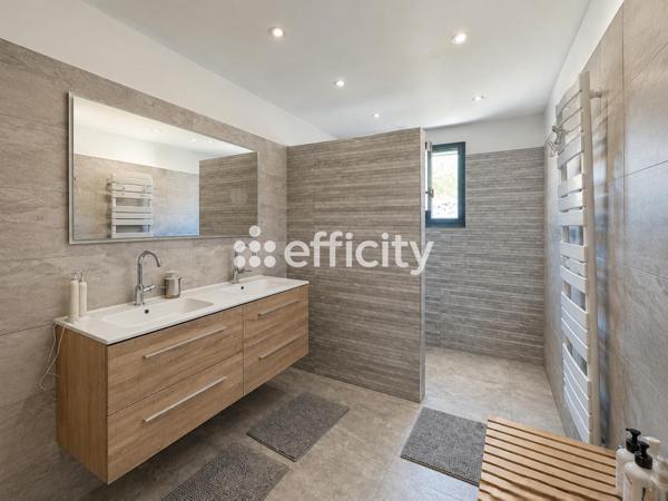 Maison
         6 pièces
        - 143 m² Bien prestige 835 000 € *