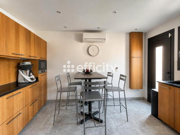 Maison
         6 pièces
        - 143 m² Bien prestige 835 000 € *