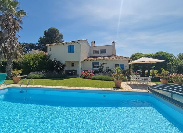Belle villa de caractère avec grand terrain et pisicne