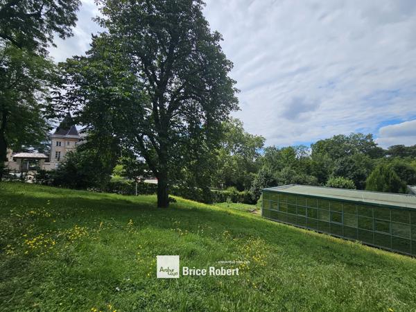 Bureaux à vendre ou à louer à Limonest bâtiment indépendant avec parkings