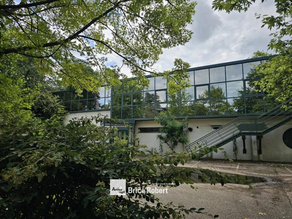Bureaux à vendre ou à louer à Limonest bâtiment indépendant avec parkings