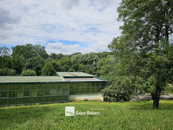 Bureaux à vendre ou à louer à Limonest bâtiment indépendant avec parkings