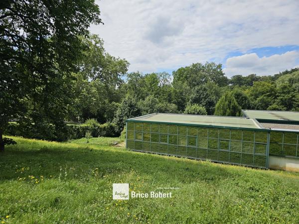 Bureaux à vendre ou à louer à Limonest bâtiment indépendant avec parkings