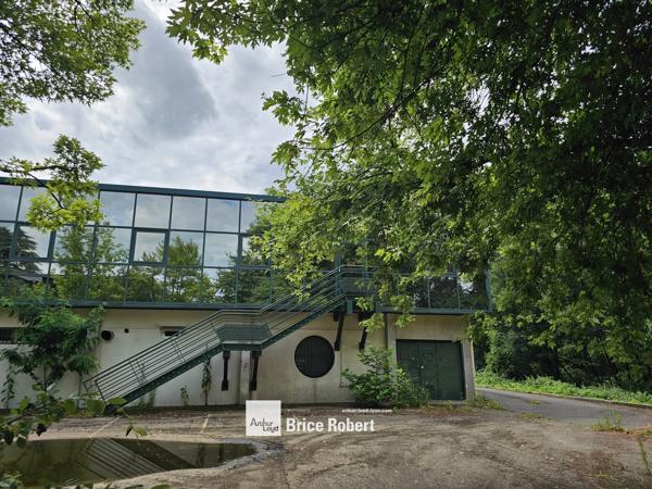 Bureaux à vendre ou à louer à Limonest bâtiment indépendant avec parkings