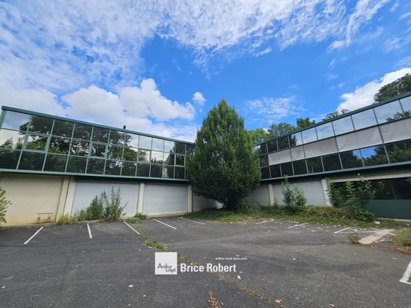 Bureaux à vendre ou à louer à Limonest bâtiment indépendant avec parkings