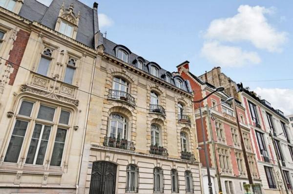 Bureau en location à Paris avec agencement lumineux et duplex spacieux