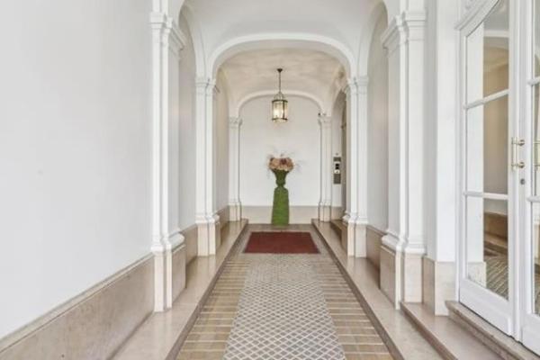 Bureau en location à Paris avec agencement lumineux et duplex spacieux
