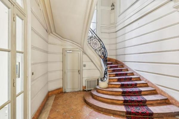 Bureau en location à Paris avec agencement lumineux et duplex spacieux
