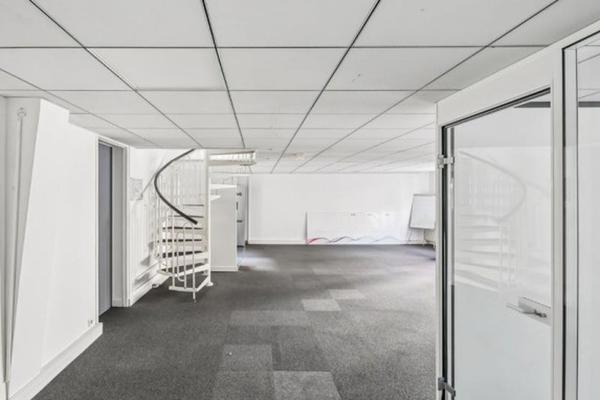 Bureau en location à Paris avec agencement lumineux et duplex spacieux