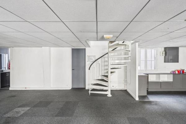 Bureau en location à Paris avec agencement lumineux et duplex spacieux
