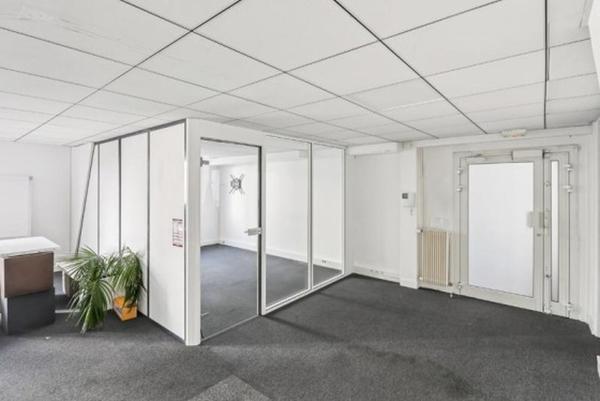 Bureau en location à Paris avec agencement lumineux et duplex spacieux