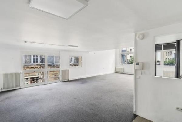 Bureau en location à Paris avec agencement lumineux et duplex spacieux