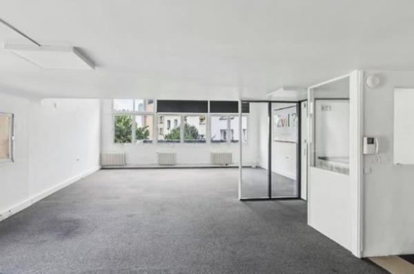 Bureau en location à Paris avec agencement lumineux et duplex spacieux