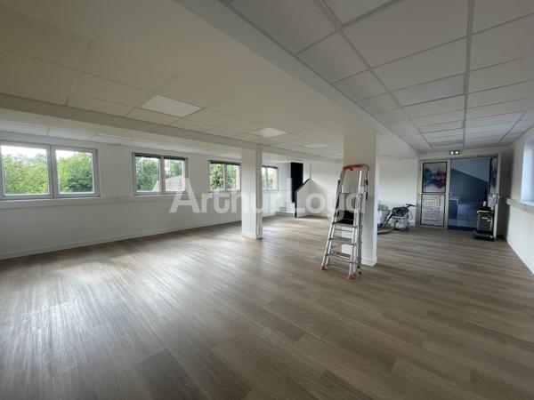 Bureaux à louer à Douai avec parking privatif et balcon vue dégagée