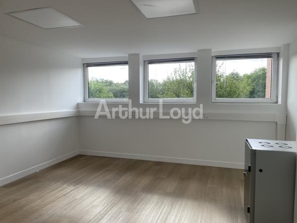 Bureaux à louer à Douai avec parking privatif et balcon vue dégagée