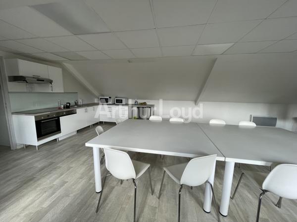 Bureaux à louer à Douai avec parking privatif et balcon vue dégagée