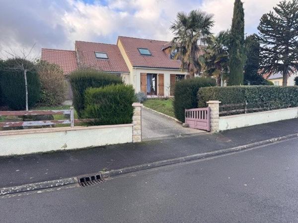 Maison à FRESNAY-SUR-SARTHE, 72130 - 7 pièces 145m²