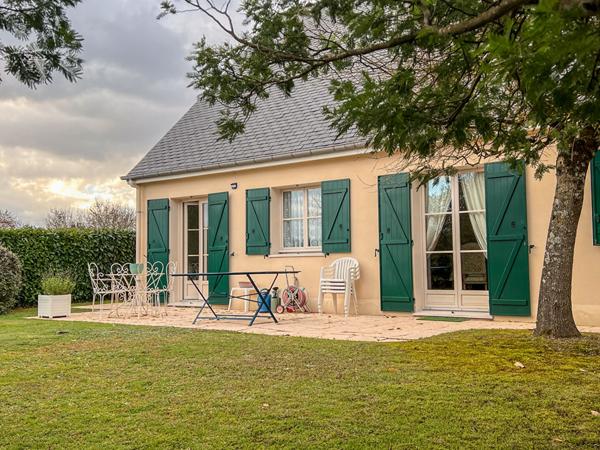 A vendre Angers Lac de Maine, environnement calme proche parc, lac de Maine et coulée verte, maison familiale plus de 150m² habitable,hall d'entrée, 4 chambres dont une suite parental avec dressing,double salon plus salle à manger, mezzanine, une salle de