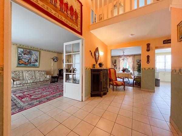 A vendre Angers Lac de Maine, environnement calme proche parc, lac de Maine et coulée verte, maison familiale plus de 150m² habitable,hall d'entrée, 4 chambres dont une suite parental avec dressing,double salon plus salle à manger, mezzanine, une salle de