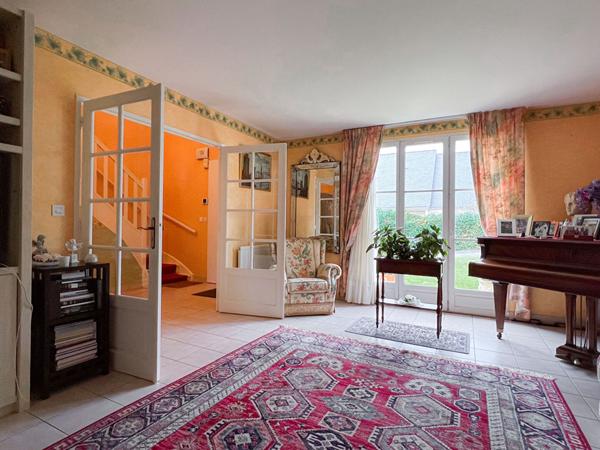 A vendre Angers Lac de Maine, environnement calme proche parc, lac de Maine et coulée verte, maison familiale plus de 150m² habitable,hall d'entrée, 4 chambres dont une suite parental avec dressing,double salon plus salle à manger, mezzanine, une salle de