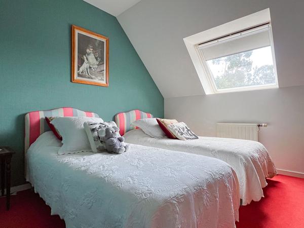 A vendre Angers Lac de Maine, environnement calme proche parc, lac de Maine et coulée verte, maison familiale plus de 150m² habitable,hall d'entrée, 4 chambres dont une suite parental avec dressing,double salon plus salle à manger, mezzanine, une salle de