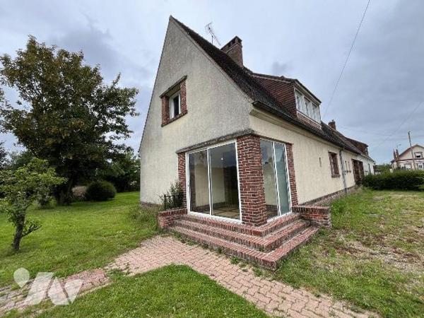 L'étude notariale vous propose à la vente une maison d'habitation mitoyenne par le garage, situ...