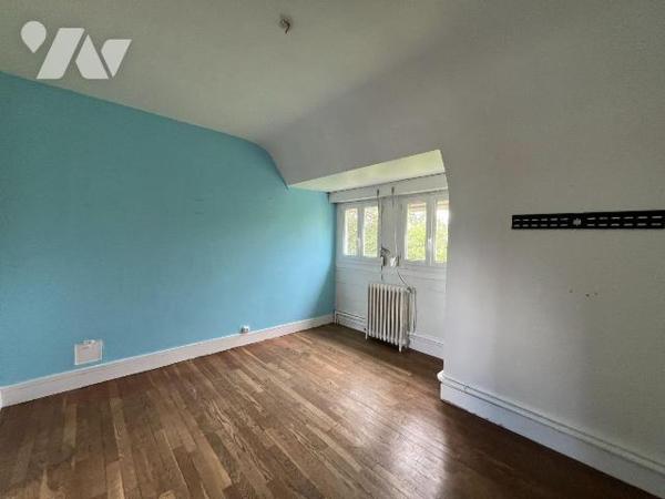 L'étude notariale vous propose à la vente une maison d'habitation mitoyenne par le garage, situ...