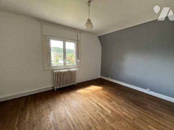 L'étude notariale vous propose à la vente une maison d'habitation mitoyenne par le garage, situ...