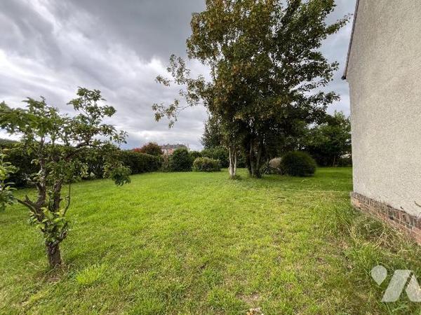 L'étude notariale vous propose à la vente une maison d'habitation mitoyenne par le garage, situ...