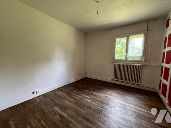 L'étude notariale vous propose à la vente une maison d'habitation mitoyenne par le garage, situ...