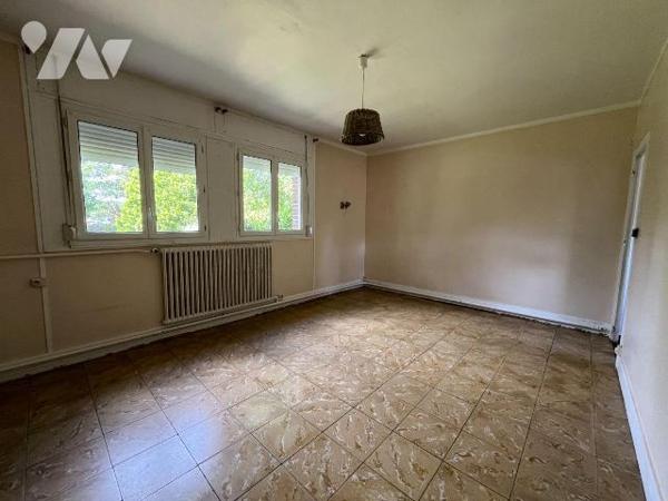 L'étude notariale vous propose à la vente une maison d'habitation mitoyenne par le garage, situ...