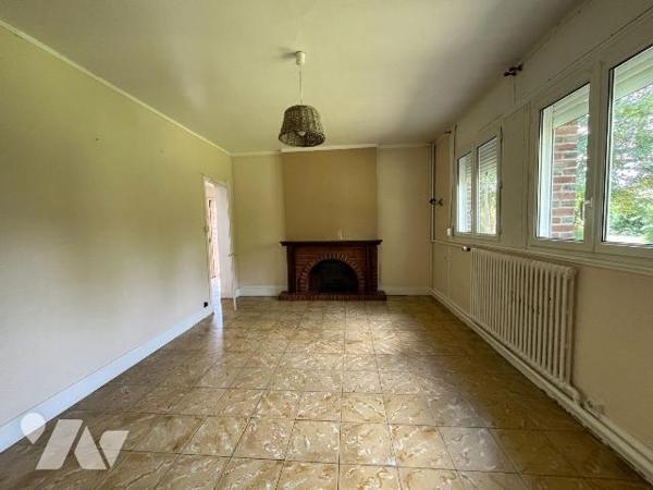 L'étude notariale vous propose à la vente une maison d'habitation mitoyenne par le garage, situ...