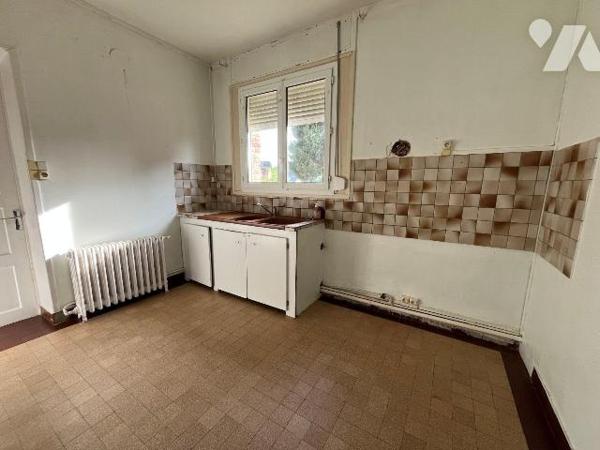L'étude notariale vous propose à la vente une maison d'habitation mitoyenne par le garage, situ...